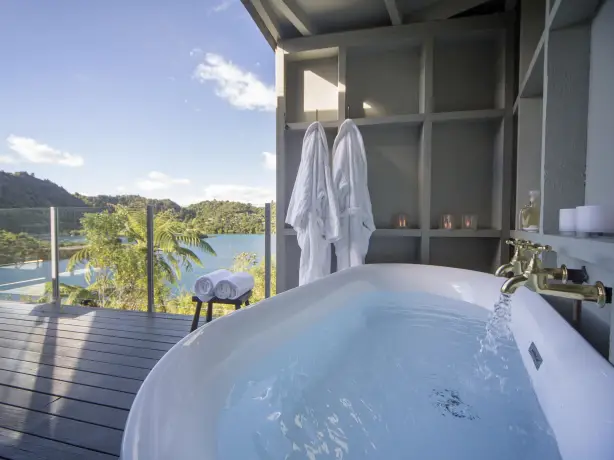 nz-rotorua-lodge-outside-bathroom-view-partner-accommodation-luxury