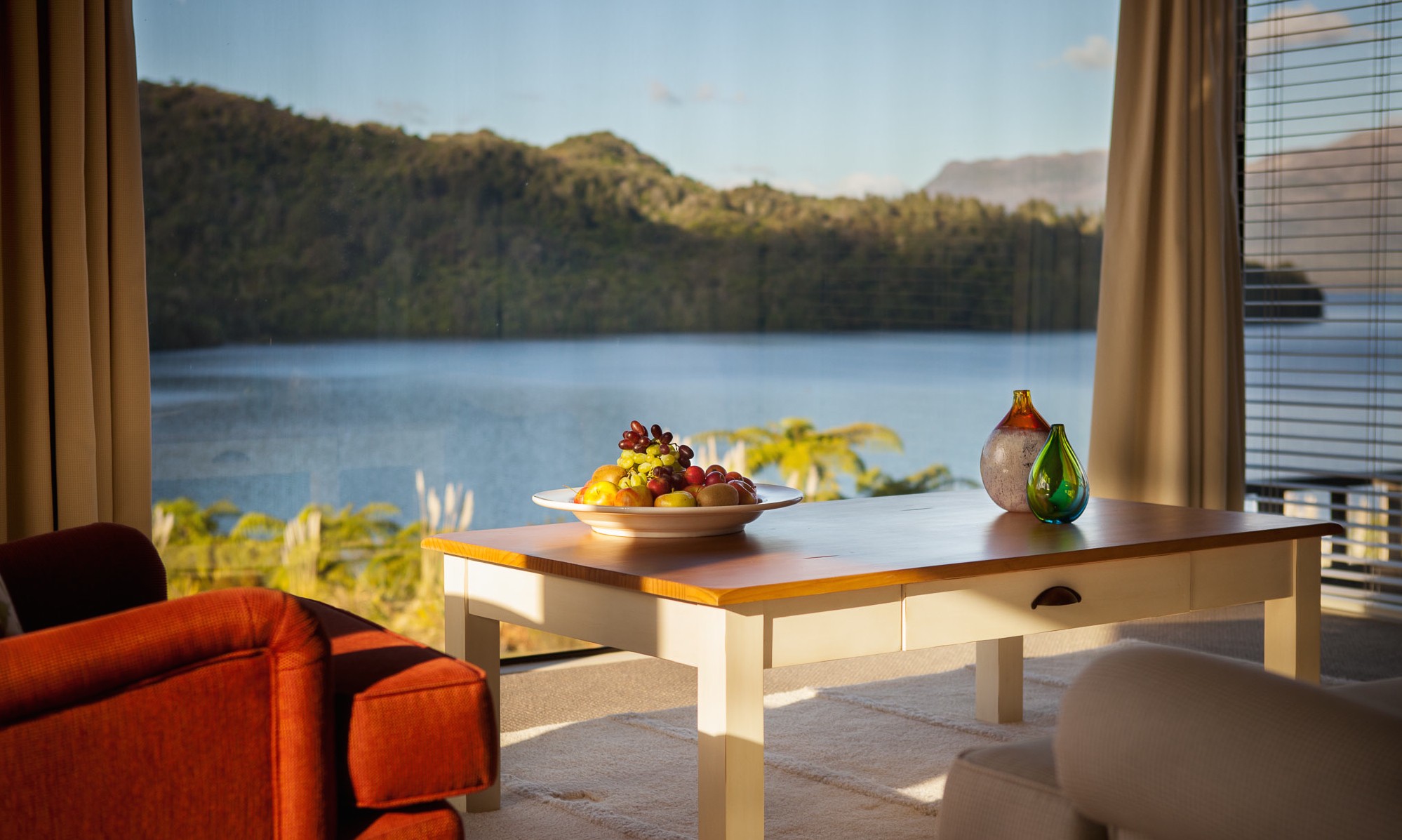 nz-rotorua-lodge-livingroom-lake-view-partner-accommodation-luxury