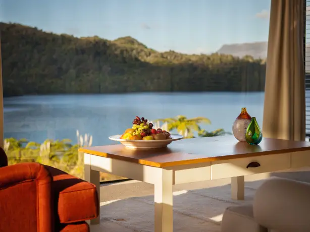 nz-rotorua-lodge-livingroom-lake-view-partner-accommodation-luxury