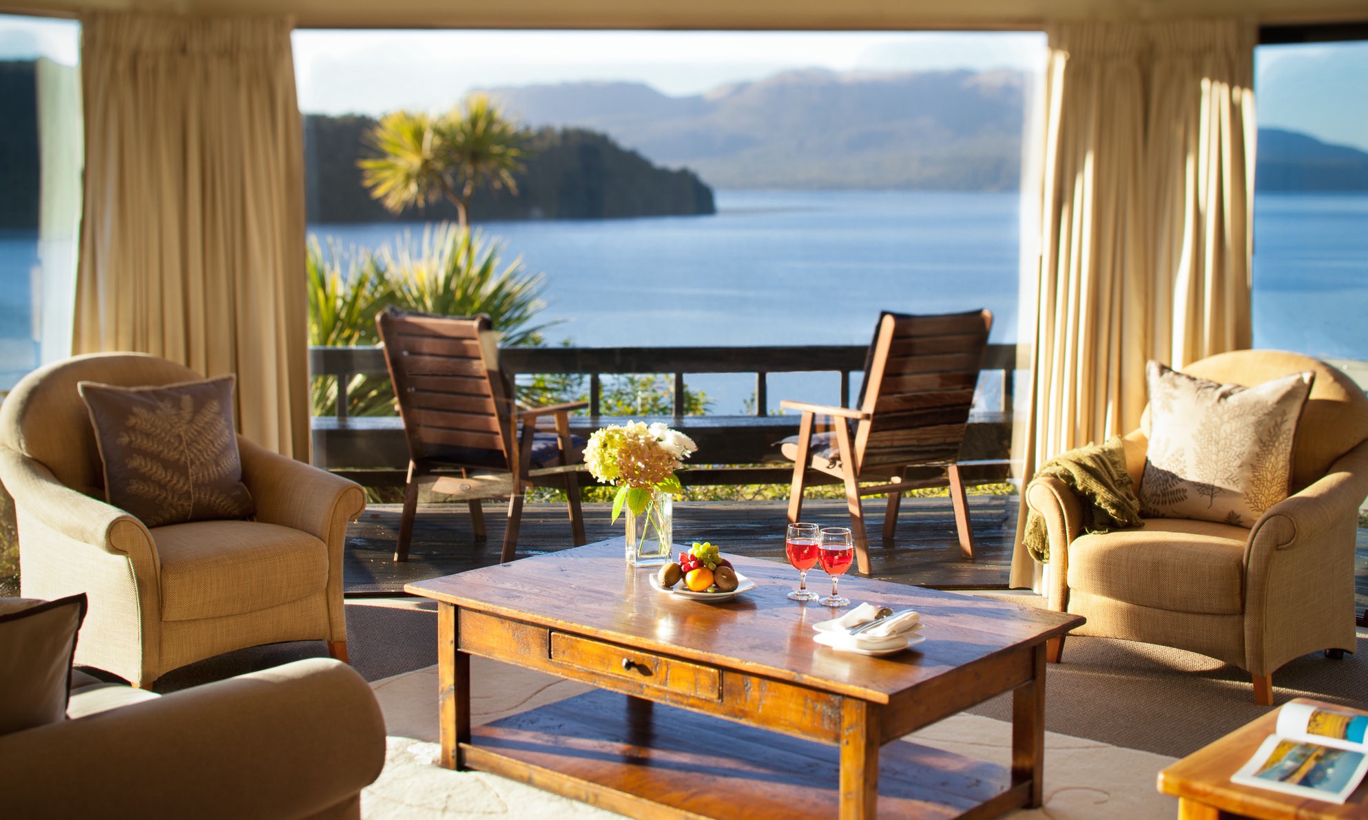 nz-rotorua-lodge-livingroom-view-partner-accommodation-luxury