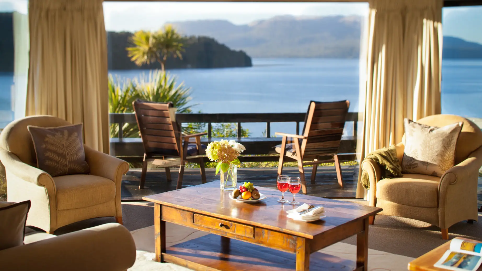 nz-rotorua-lodge-livingroom-view-partner-accommodation-luxury