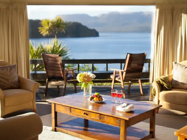 nz-rotorua-lodge-livingroom-view-partner-accommodation-luxury