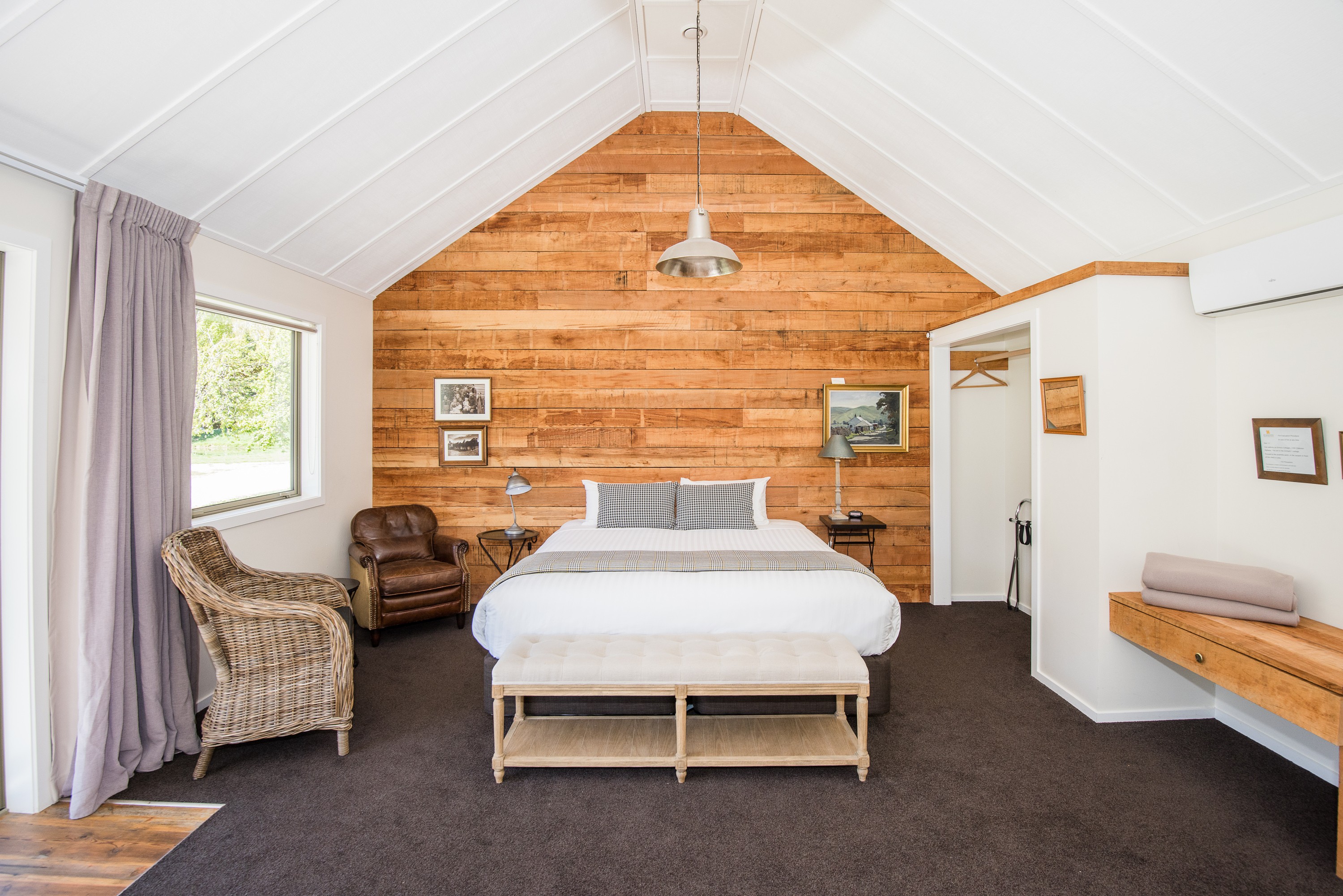 nz-queenstown-cottage-bedroom-partner-accommodation-comfortable