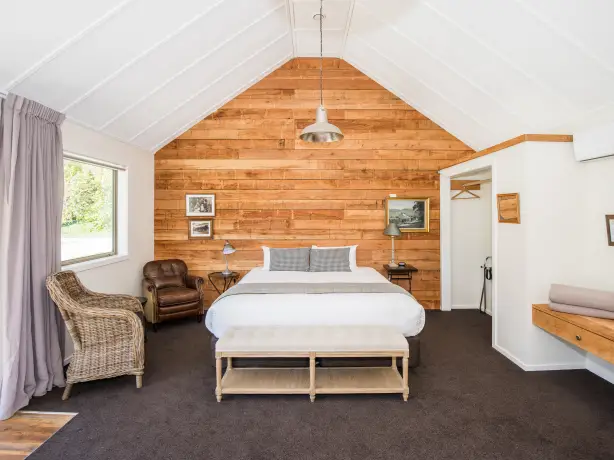 nz-queenstown-cottage-bedroom-partner-accommodation-comfortable
