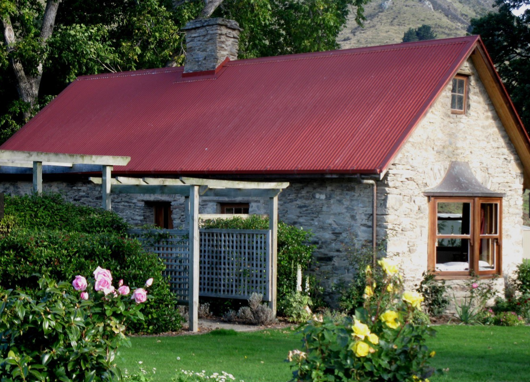 nz-lumsden-cottage-outside-view-partner-accommodation-very-comfortable