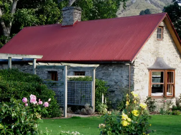 nz-lumsden-cottage-outside-view-partner-accommodation-very-comfortable