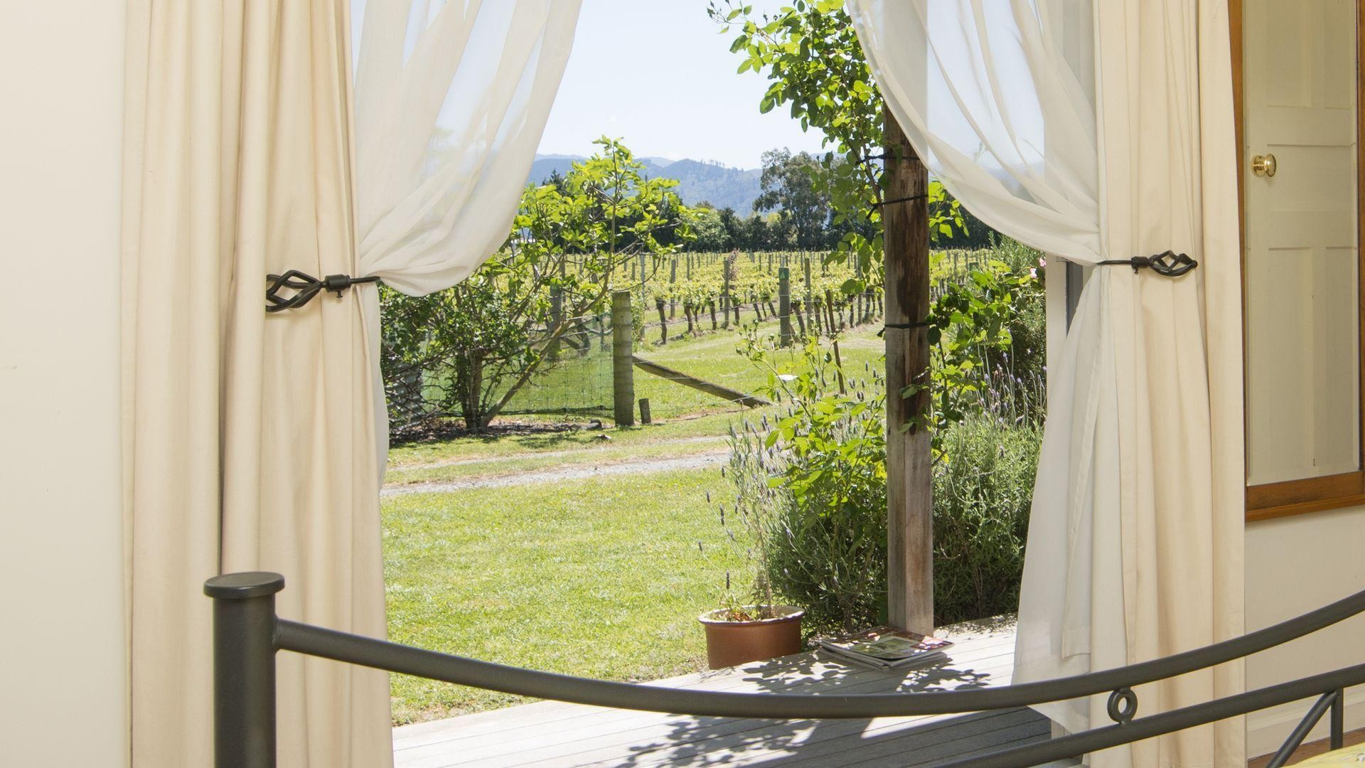 nz-blenheim-vineyard-cottage-view-partner-accommodation-comfortable