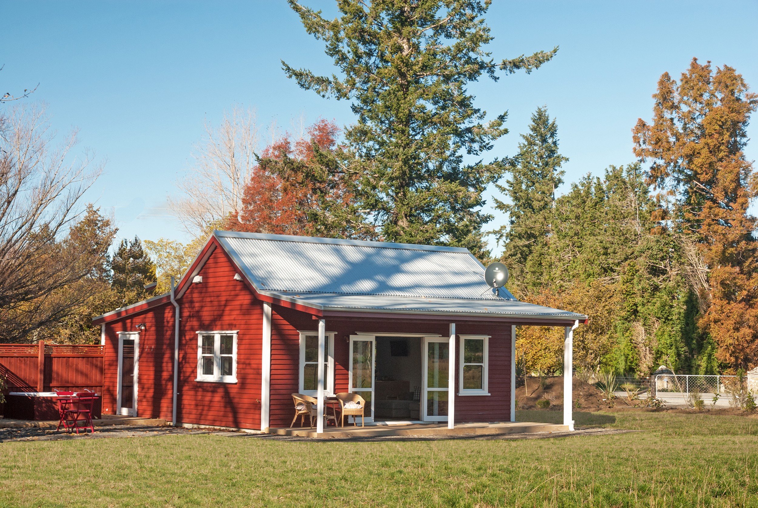 nz-mid-canterbury-cottage-outside-view-partner-accommodation-very-comfortable