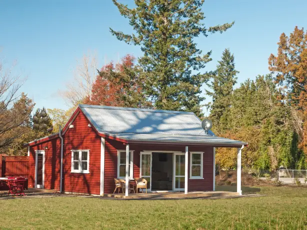 nz-mid-canterbury-cottage-outside-view-partner-accommodation-very-comfortable