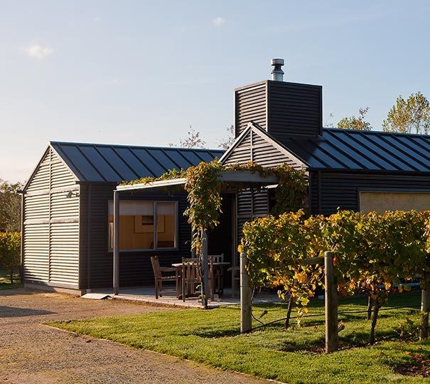 nz-hawkes-bay-cottage-outside-view-partner-accommodation-very-comfortable