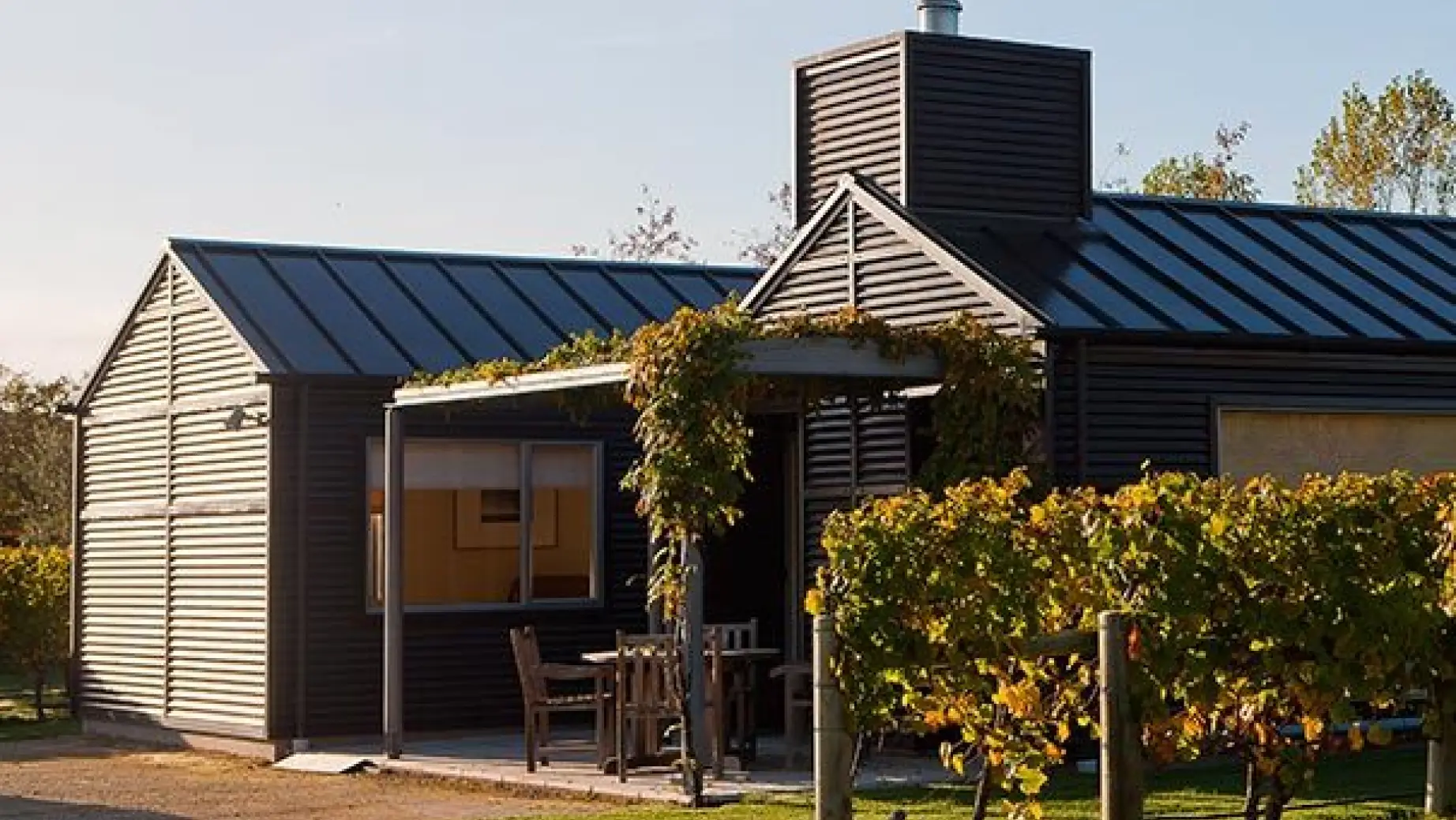 nz-hawkes-bay-cottage-outside-view-partner-accommodation-very-comfortable