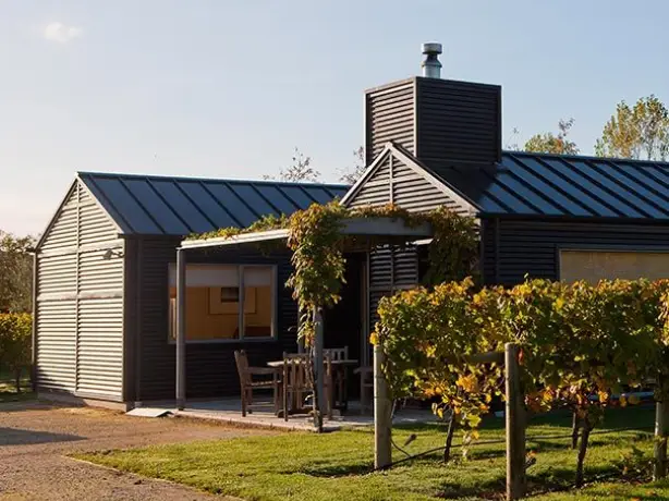 nz-hawkes-bay-cottage-outside-view-partner-accommodation-very-comfortable