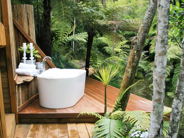 nz-auckland-eco-cottage-outside-bathroom-partner-accommodation-luxury