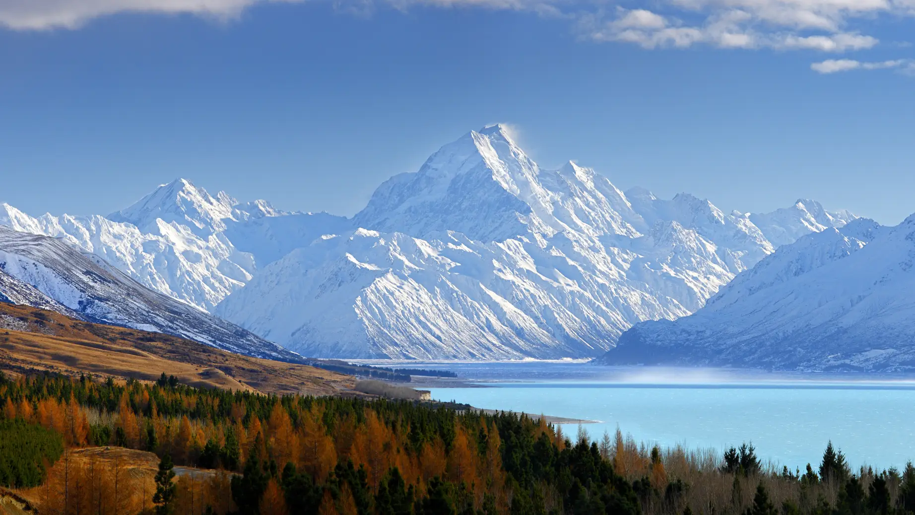 Blick auf den Mount Cook, den höchsten Berg Neuseelands, und einen Gletschersee im Winter