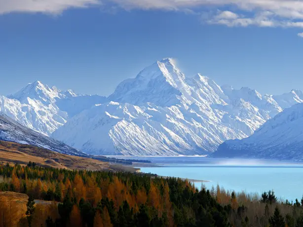 Blick auf den Mount Cook, den höchsten Berg Neuseelands, und einen Gletschersee im Winter