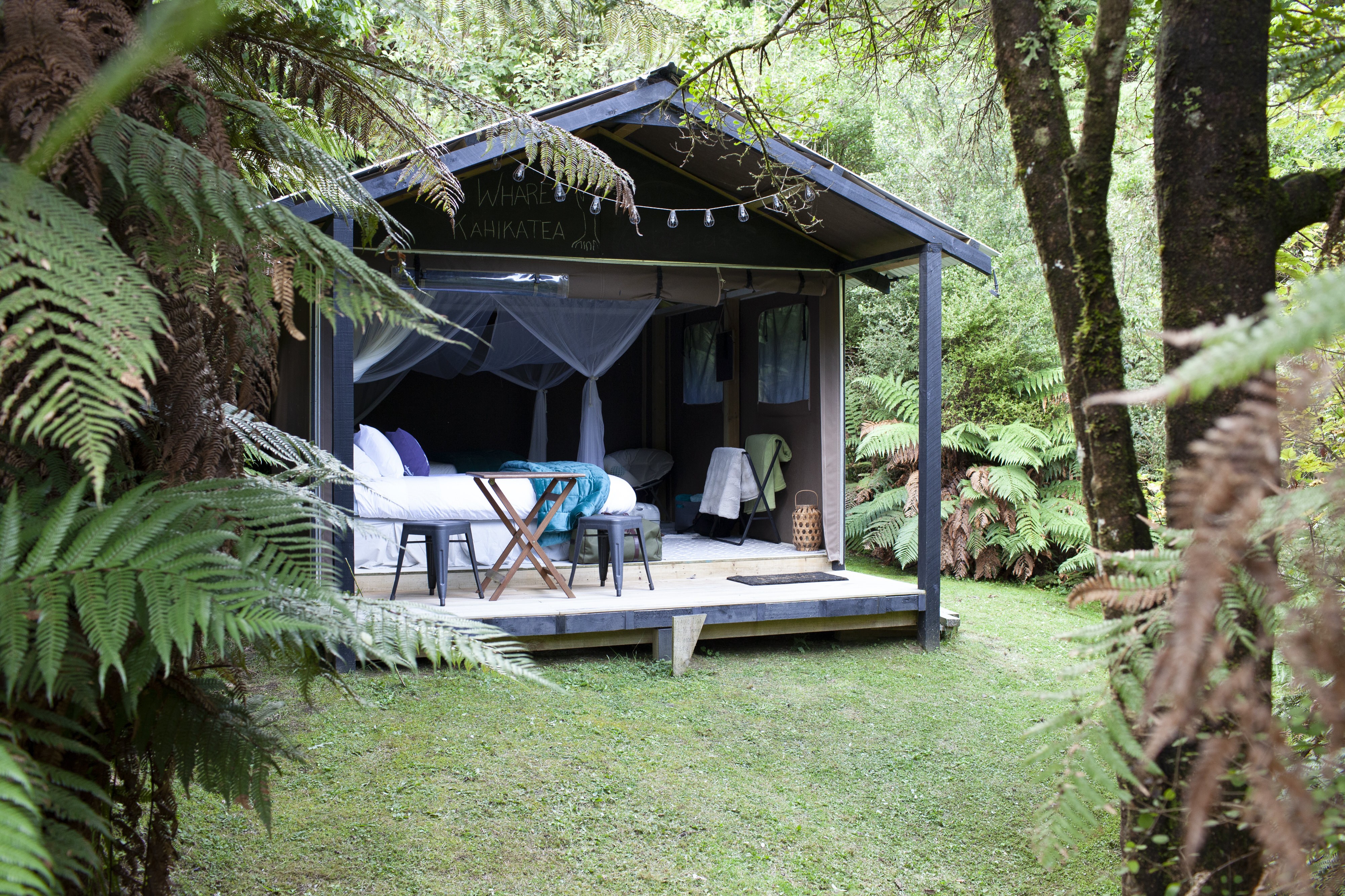Glamping-Hütte inmitten des Waldes