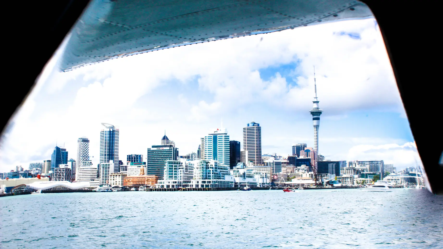 Skyline von Auckland aus einem Wasserflugzeug in Neuseeland