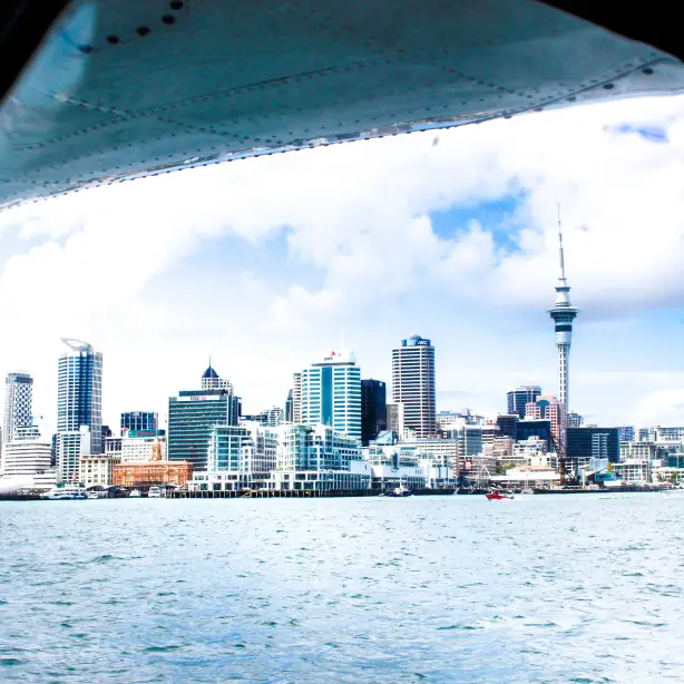 Skyline van Auckland vanuit een watervliegtuig in Nieuw-Zeeland