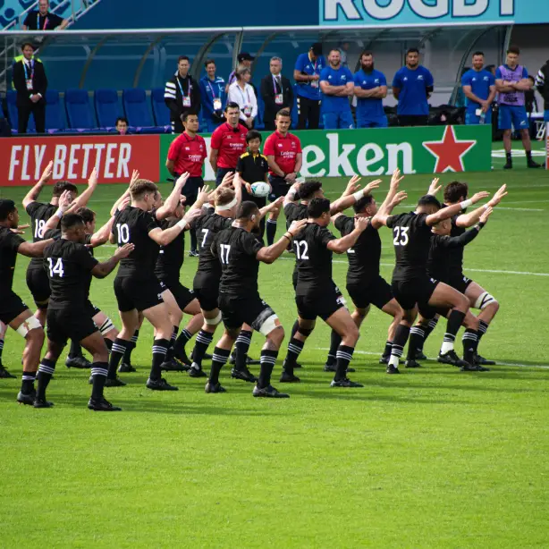 Neuseeländische Rugby-Mannschaft führt Haka auf