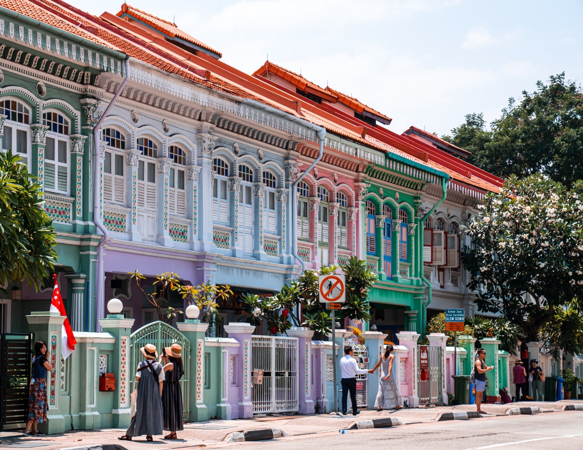Straße mit bunten Hausfassaden in Singapur