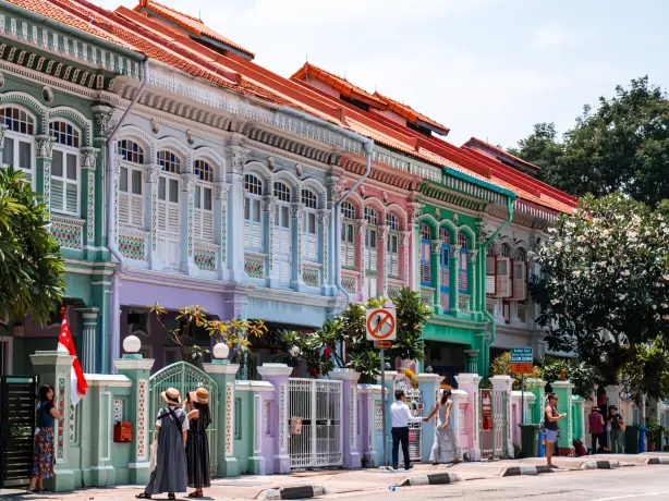 Straße mit bunten Hausfassaden in Singapur