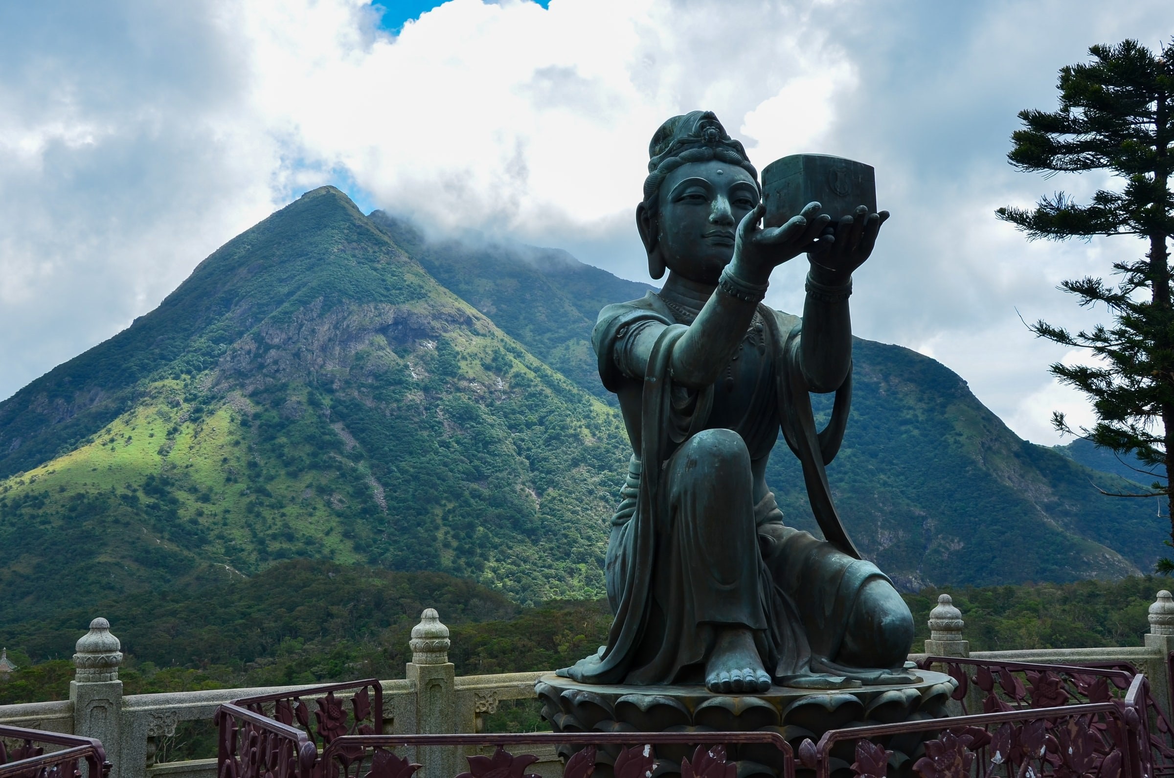 Buddha in Hong Kong, Lantau Island, Foto Nadine Marfurt Unsplash
