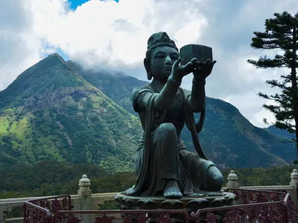 Boeddha in Hongkong, Lantau Eiland, tussenstop
