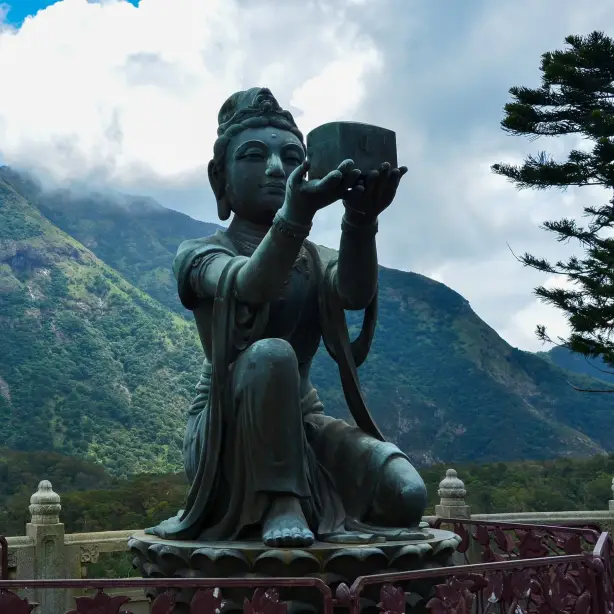 Buddha in Hong Kong, Lantau Island, Foto Nadine Marfurt Unsplash