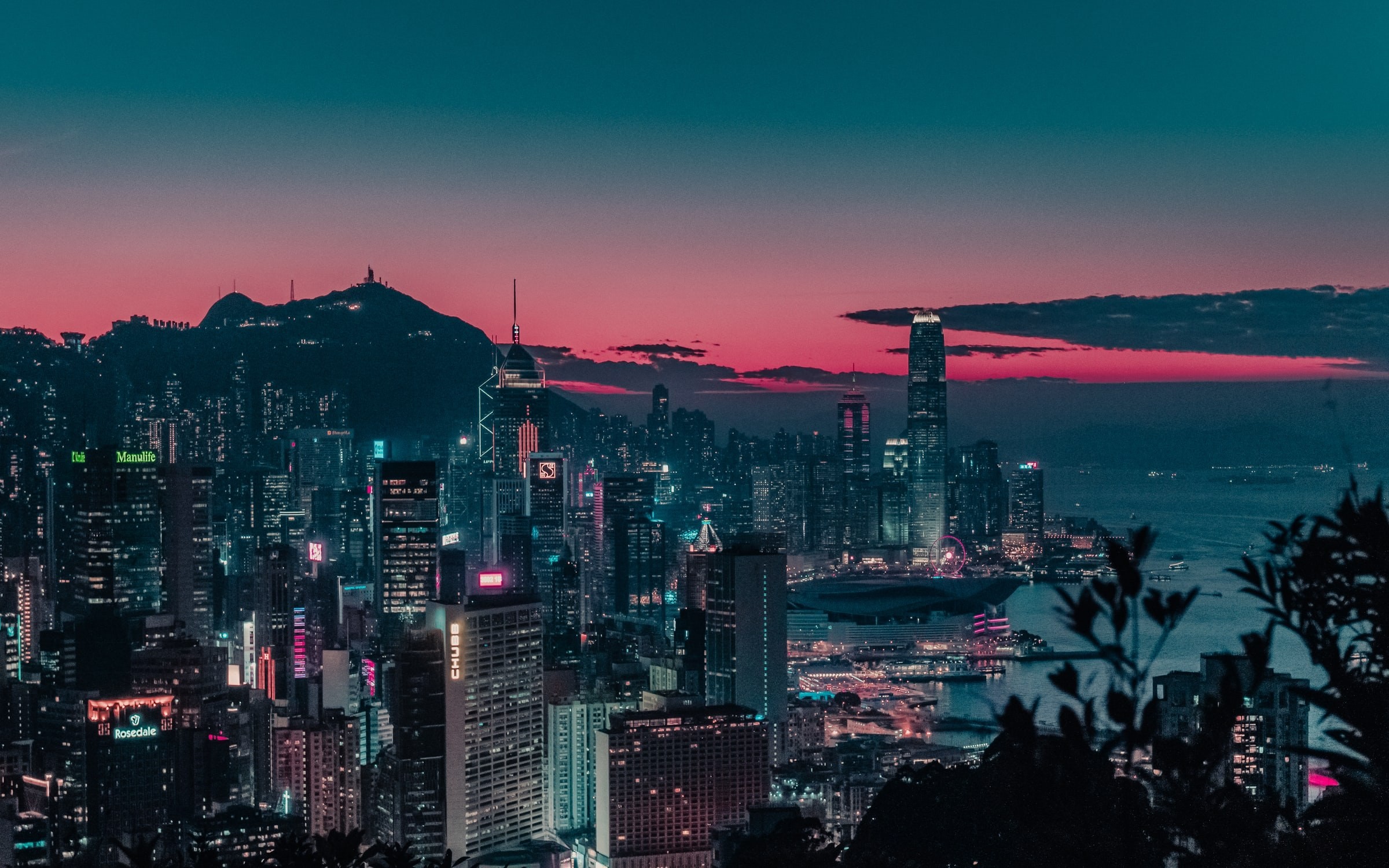 Uitzicht over de verlichte stad Hong-Kong in de schemering
