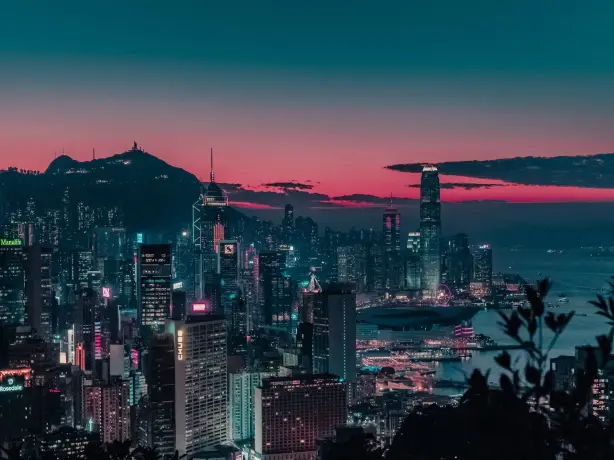 Uitzicht over de verlichte stad Hong-Kong in de schemering