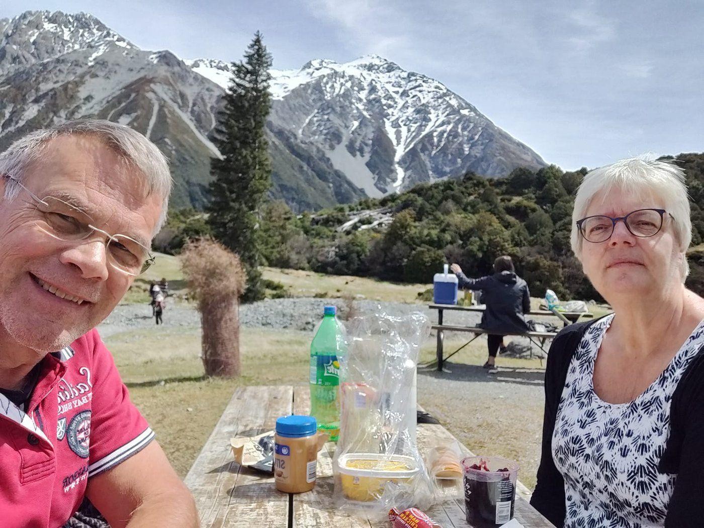 NZ wakker couple - picnic