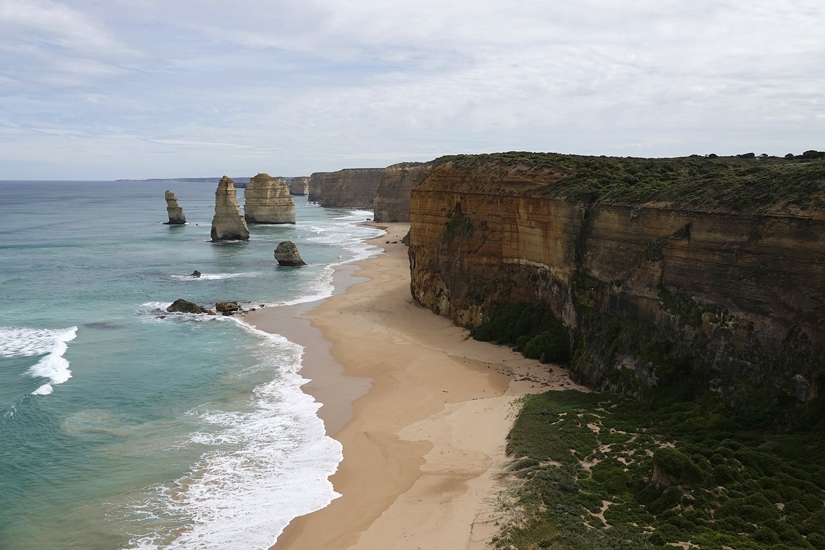 Panoramablick auf Kalksteinfelsen der Twelve Apostles