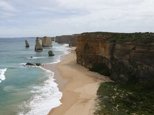 Panoramablick auf Kalksteinfelsen der Twelve Apostles