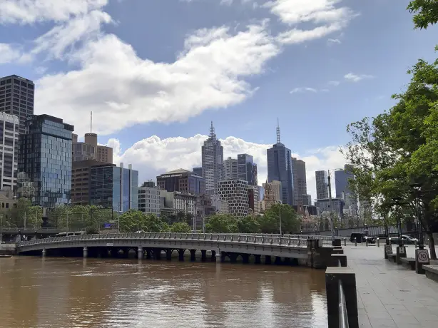 AUS review corerica overvolle Yarra River in Melbourne