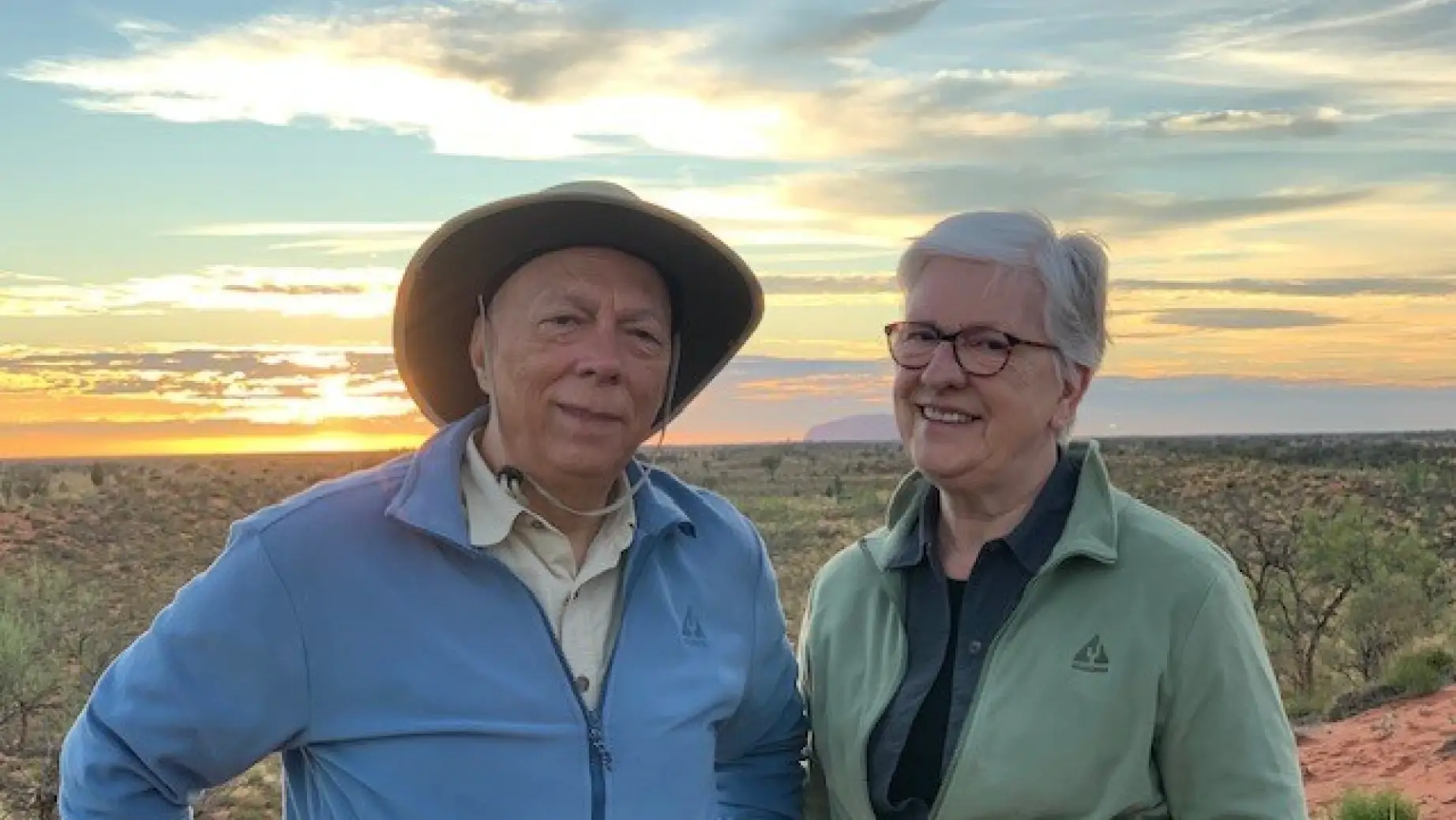 Bindert und Willy posieren in einer weiten Landschaft, während die Sonne untergeht
