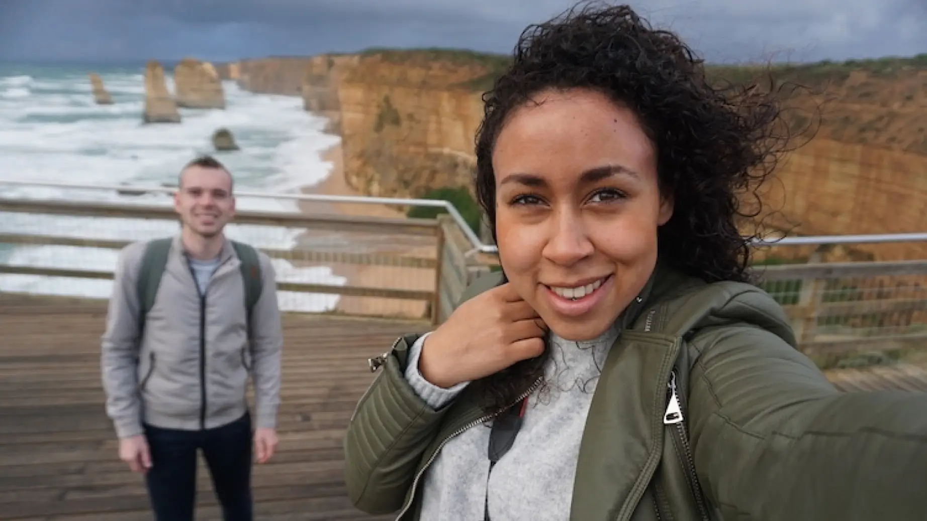 Ein Paar macht ein Selfie an einem Aussichtspunkt der Zwölf Apostel an der Great Ocean Road in Victoria, Australien.