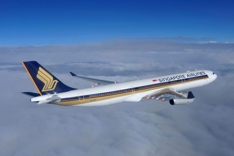 Flugzeug der Singapore Airlines fliegt über den Wolken