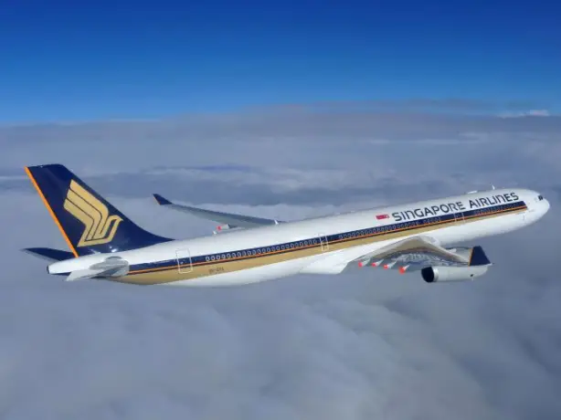 Flugzeug der Singapore Airlines fliegt über den Wolken