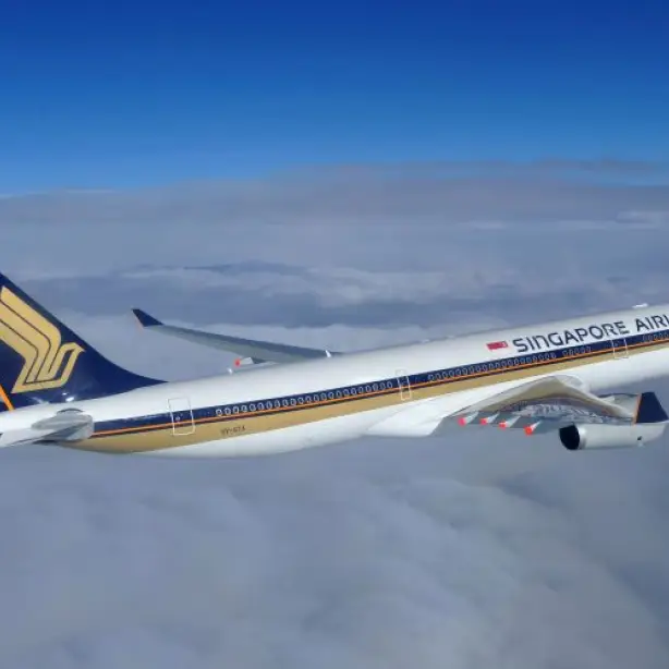 Singapore Airlines vliegtuig vliegt boven de wolken