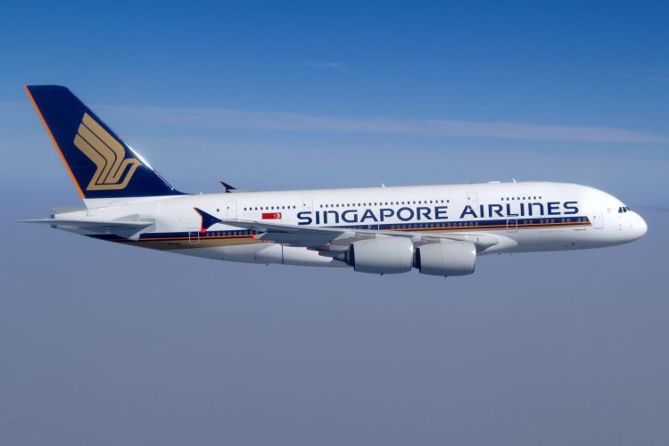 Een vliegtuig van Singapore Airlines vliegt door de lucht
