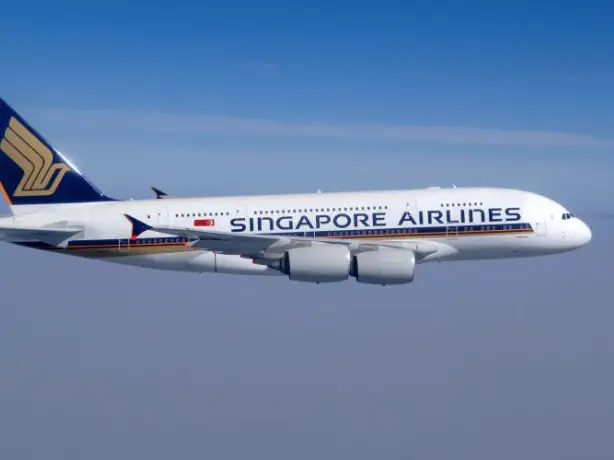 Een vliegtuig van Singapore Airlines vliegt door de lucht
