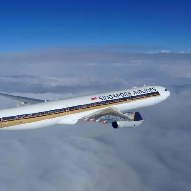 Ein Flugzeug der Singapore Airlines fliegt über den Wolken