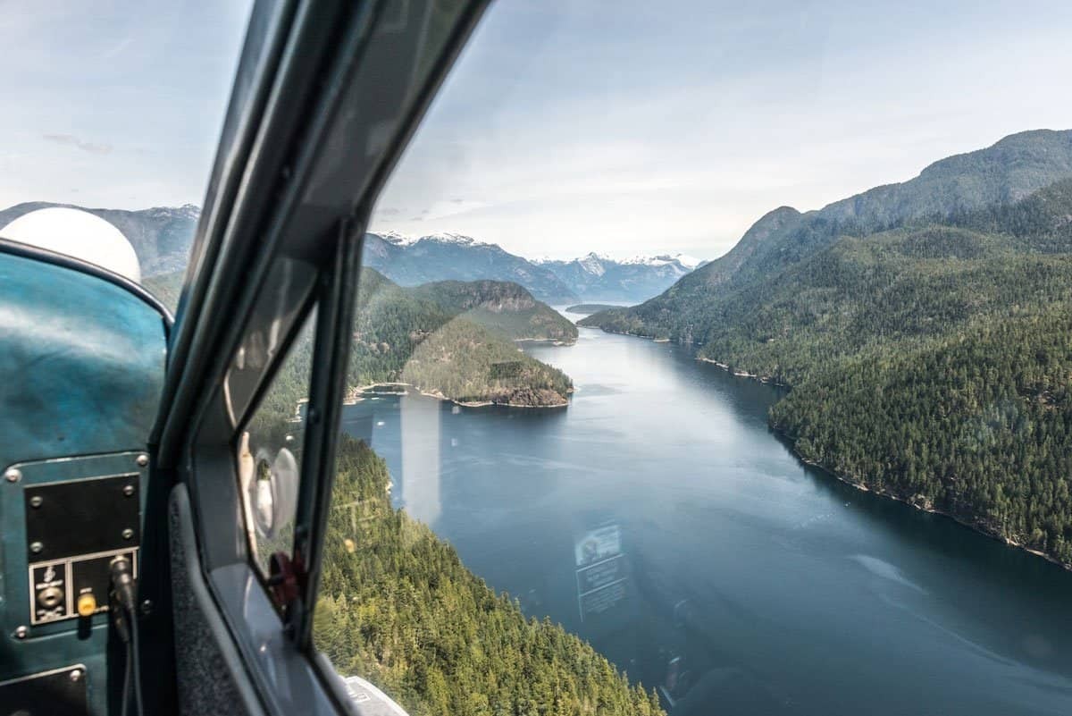 Blick aus Flugzeug auf Flüsse und Berge in Kanada