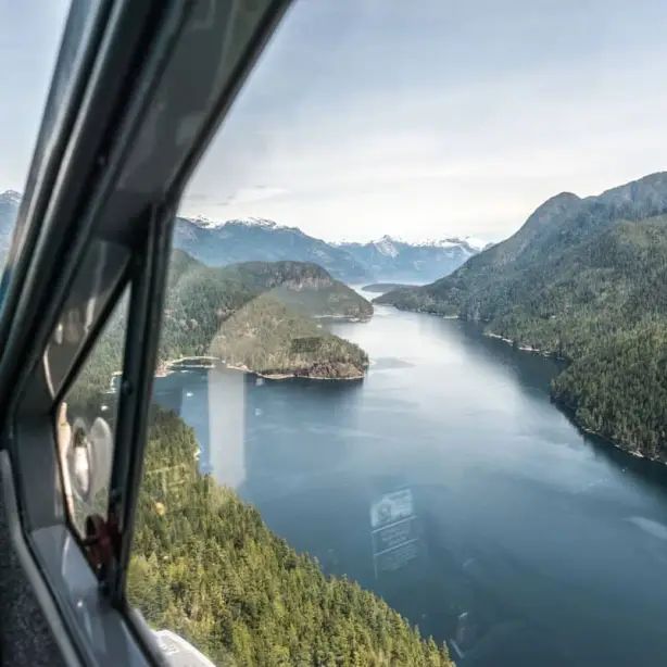 Blick aus Flugzeug auf Flüsse und Berge in Kanada