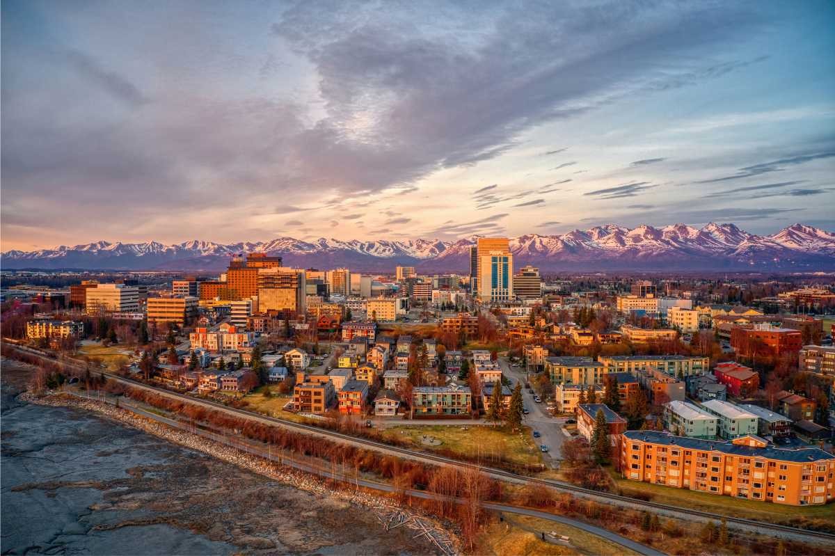 Anchorage in Alaska im warmen Abendlicht mit schneebedeckten Bergen im Hintergrund