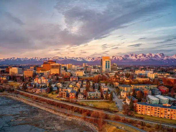 Anchorage in Alaska im warmen Abendlicht mit schneebedeckten Bergen im Hintergrund