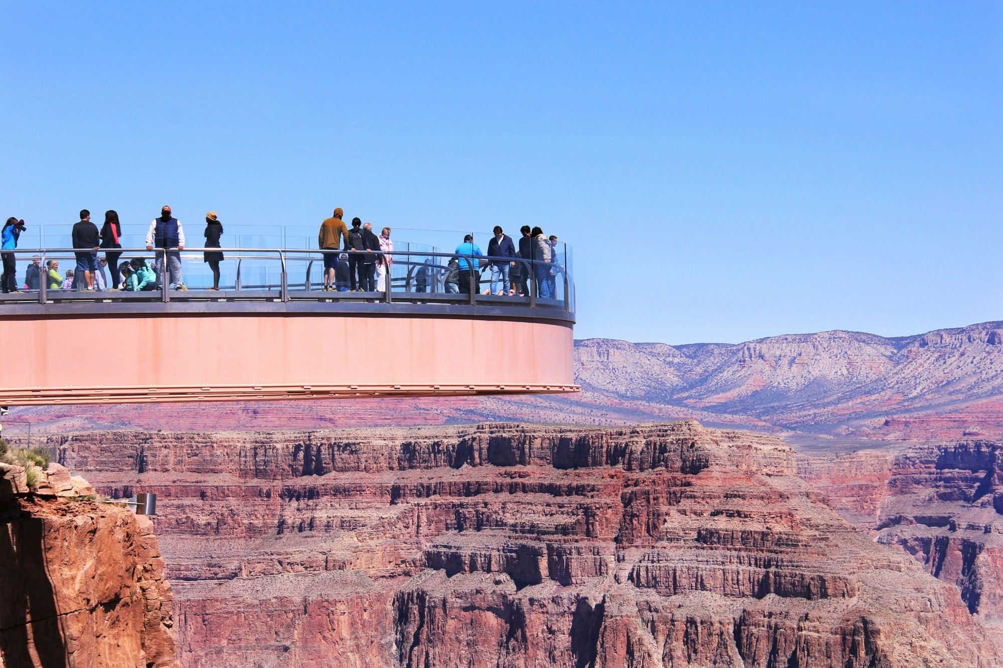 Eine Gruppe Touristen steht auf dem Grand Canyon Skywalk und genießt die Aussicht