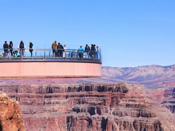 Eine Gruppe Touristen steht auf dem Grand Canyon Skywalk und genießt die Aussicht