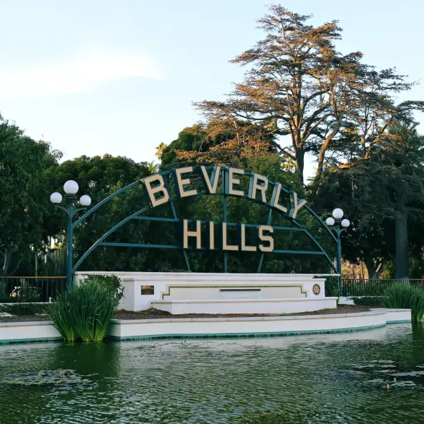 Schild von Beverly Hills mit Teich im Vordergrund