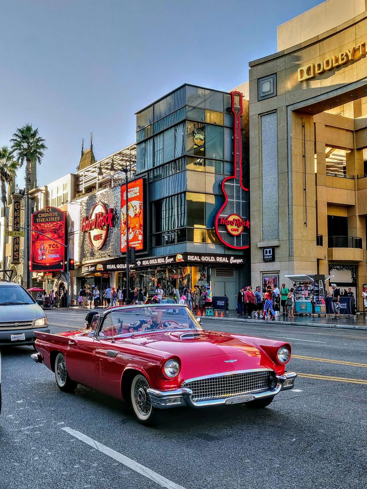 Rotes Cabrio mit dem Walk of Fame im Hintergrund
